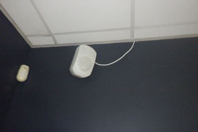 une télécommande fixée au plafond