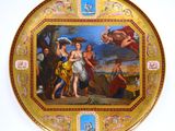 une assiette décorée d'une peinture, accrochée au mur