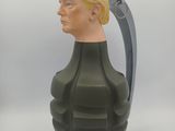 un gros plan d'un vase vert surmonté d'une statue représentant une tête d'homme