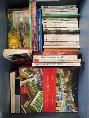 de nombreux livres sur l'étagère dans la boîte bleue