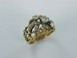 une image d'une bague en diamant sur une surface blanche