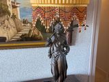 une lampe posée sur une table devant un tableau