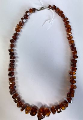 gros plan d'un collier sur une surface blanche