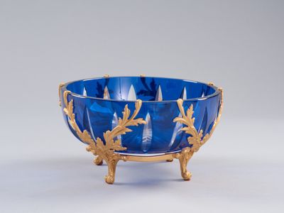 une image représentant un bol bleu orné de motifs dorés