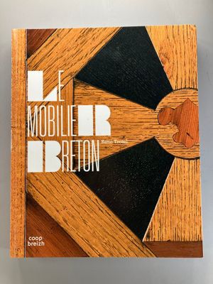 la couverture d'un livre ornée d'un motif en bois