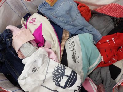 un tas de vêtements qui se trouve dans un sac