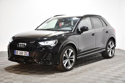 Le SUV Audi Q4 est garé sur un sol à damier