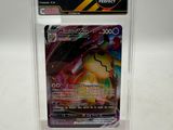 un gros plan d'une carte Pokémon dans une boîte transparente