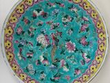 une assiette avec des fleurs et des oiseaux sur une table