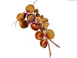 un gros plan d'une broche ornée de perles