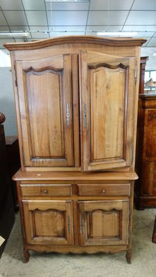 une grande armoire en bois surmontée de deux portes