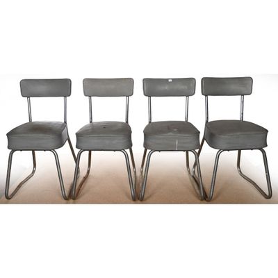SUITE DE 4 CHAISES à dossier et piètement tubulaire.