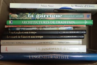 plusieurs livres empilés dans une boîte