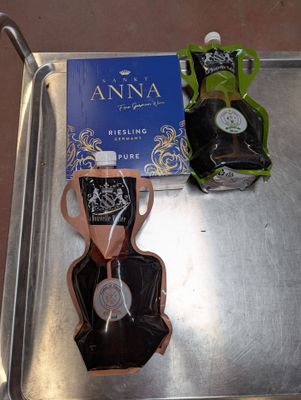 un plateau avec une bouteille de vin et un sachet de chocolats