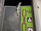 un récipient en plastique contenant une paire de ciseaux