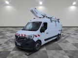 la camionnette blanche est garée sur le sol en damier d'une pièce