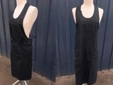deux photos d'un tablier noir sur un mannequin