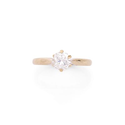 une bague en or jaune sertie d'un seul diamant