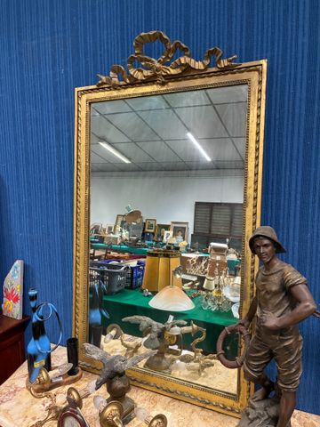 Miroir de style Louis XVI décor au nœud, cadre en bois et stuc. D
