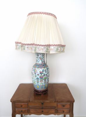a table with a lamp on top of it and a lamp shade on top of it