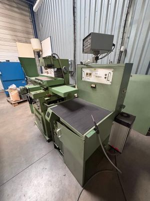 l'image d'une machine située à l'intérieur d'un bâtiment