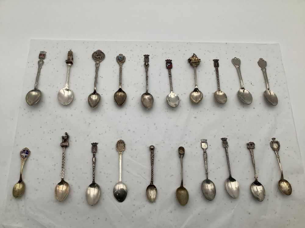 Ensemble de 20 cuillères de souvenirs et de voyages. Pays et villes divers. Métal argenté et autres métaux.