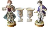 trois figurines en porcelaine représentant un homme et une femme avec des vases