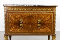 Une commode avec un plateau en marbre, un placage en ronce d… (photo 5)