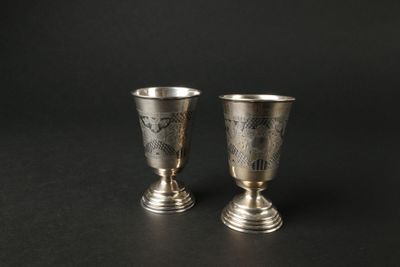 une paire de coupes en argent sur fond noir