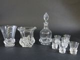 un grand nombre d'objets en verre posés sur une table