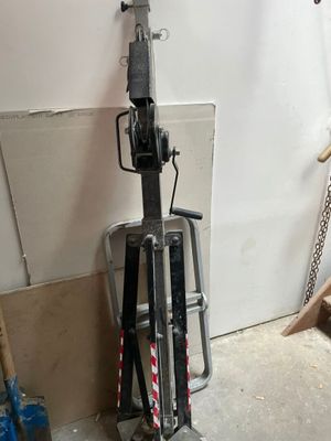 une photo d'un chariot élévateur dans un garage