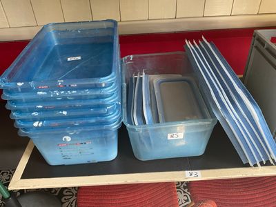de nombreux récipients en plastique posés sur une étagère dans la cuisine