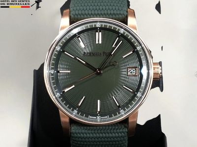 un gros plan d'une montre exposée sur une table