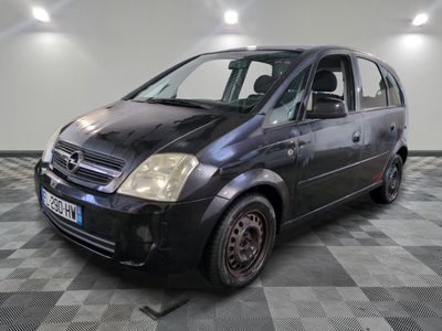 la photo d'une petite voiture noire garée dans un garage