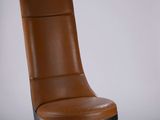 fauteuil en cuir marron avec piètement métallique et repose-pieds