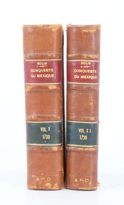 deux vieux livres posés l'un sur l'autre sur une surface blanche