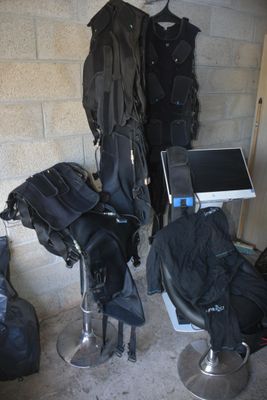Plusieurs bagages sont posés sur une chaise dans une pièce.