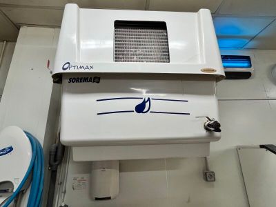 des toilettes blanches dans une salle de bains éclairée par une lumière bleue