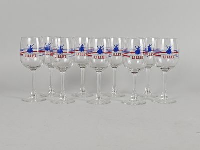 six verres à vin sont alignés sur une surface blanche