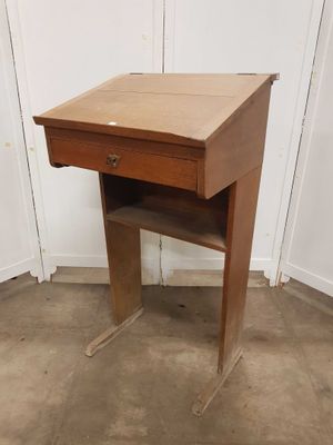 un vieux bureau en bois surmonté d'un tiroir