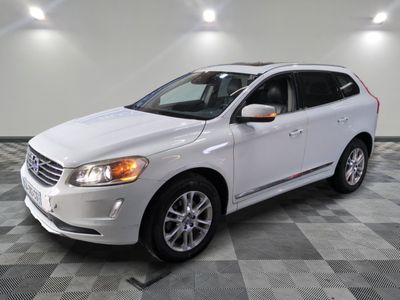 Le SUV Volvo blanc est garé dans une salle blanche.