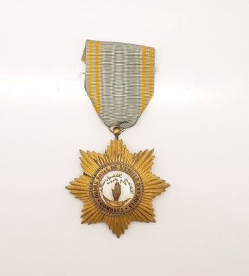 une image représentant une médaille ornée d'une étoile dorée