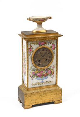 une horloge en or ornée d'un motif floral