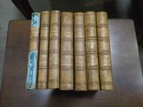 plusieurs vieux livres sont empilés sur une table