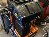une machine posée sur un chariot dans un garage