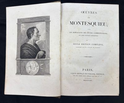 un livre ouvert sur lequel figure le portrait d'un homme de profil