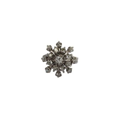gros plan d'une bague en diamant sur fond blanc