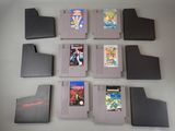 tout un tas de cartouches de jeux Nintendo posées sur une table
