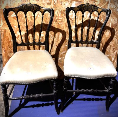 deux chaises placées l'une à côté de l'autre sur un tapis bleu