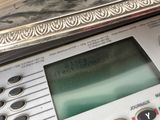 un gros plan d'un appareil numérique posé sur une table
